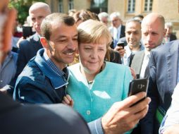 Angela Merkel, luego de su visita al centro de Spandau, expresó su voluntad de recibir e integrar a esas víctimas de guerra. AFP / B. Von Jutrczenka