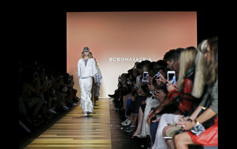 Una modelo luce una creación de la colección primavera 2016 de BCBG Max Azria. EFE / P. Foley