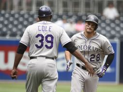 Nolan Arenado (derecha) ha conectado jonrón en ocho de los 11 juegos que ha disputado este mes. AFP / D. Poroy