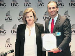 Gabriela Murgia Cánovas (izq) y Juan Carlos Leaño posan con la certificación que acredita a la UAG como centro capacitador. ESPECIAL /