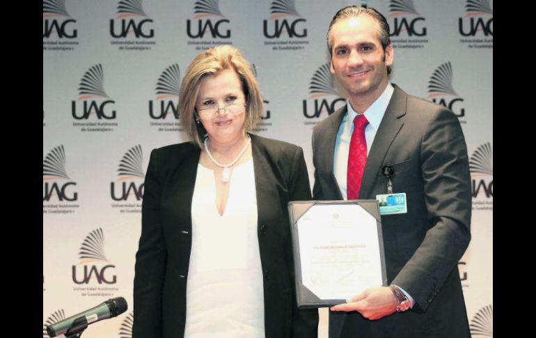 Gabriela Murgia Cánovas (izq) y Juan Carlos Leaño posan con la certificación que acredita a la UAG como centro capacitador. ESPECIAL /