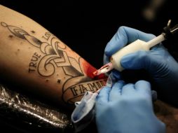 El dolor para tatuarse, siempre va existir, porque se trata de un grabado sobre la piel. EFE / ARCHIVO