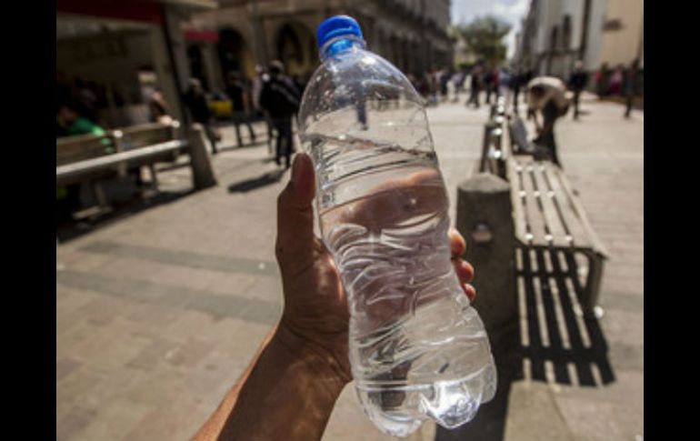 Las ventas de agua embotellada en México contrastan con las cifras de escasez del vital líquido en zonas rurales. EL INFORMADOR / ARCHIVO