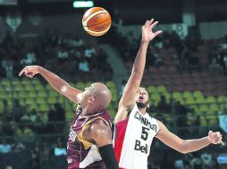 Cory Joseph (d) de Canadá disputa el balón con Gregory Vargas (i) de Venezuela en el Torneo FIBA. EFE / J. Méndez