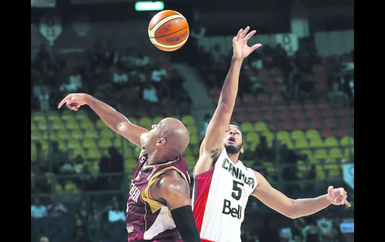 Cory Joseph (d) de Canadá disputa el balón con Gregory Vargas (i) de Venezuela en el Torneo FIBA. EFE / J. Méndez