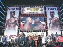 Floyd Mayweather Jr. y Andre Berto posan durante la ceremonia de pesaje en Las Vegas. AP / J. Locher