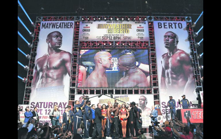 Floyd Mayweather Jr. y Andre Berto posan durante la ceremonia de pesaje en Las Vegas. AP / J. Locher