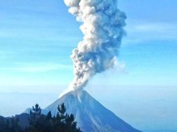 Aunque se mantiene tranquilo, El Coloso de Fuego sigue en actividad constante; la población debe mantenerse informada. TWITTER / @PCJalisco