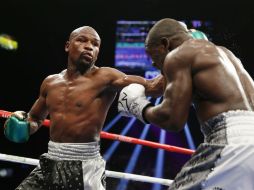 El boxeador norteamericano Floyd Mayweather Jr. golpea a Andre Berto durante la pelea de ayer en Las Vegas. AP / J. Locher