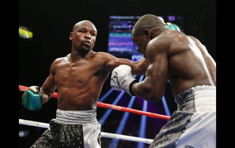 El boxeador norteamericano Floyd Mayweather Jr. golpea a Andre Berto durante la pelea de ayer en Las Vegas. AP / J. Locher