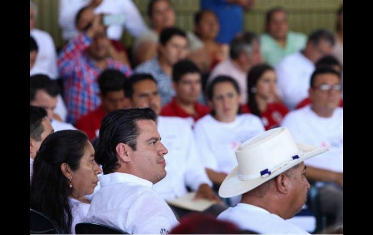 En Villa Purificación, el Gobernador Aristóteles Sandoval se comprometió a que en 60 días vuelva la Policía Municipal. TWITTER / @AristotelesSD