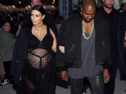 La socialité luce un vestido negro con encaje en la zona del vientre. TWITTER / @kimkardashian