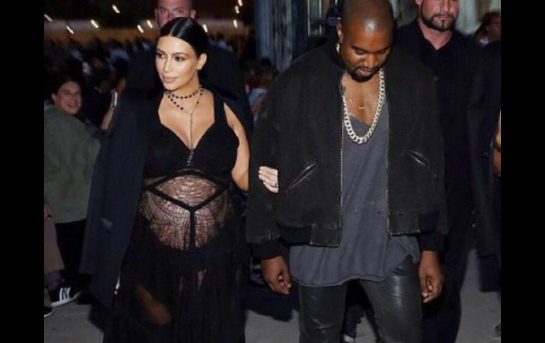 La socialité luce un vestido negro con encaje en la zona del vientre. TWITTER / @kimkardashian