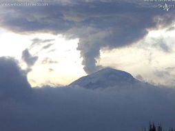 Se indica que debido a la intensa nubosidad, se ha podido ver apenas una emisión tenue de gases y vapor de agua. TWITTER / @webcamsdemexico