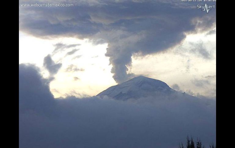 Se indica que debido a la intensa nubosidad, se ha podido ver apenas una emisión tenue de gases y vapor de agua. TWITTER / @webcamsdemexico