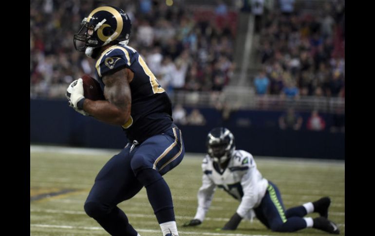 Los Carneros empataron luego que el defensive back de los Halcones Marinos, Dion Bailey (atrás), se tropezó. AP / L. Patterson