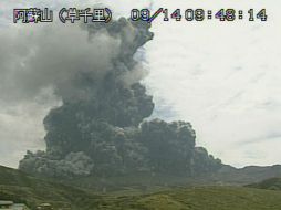 Advierten del riesgo de caída de rocas escupidas por el volcán y de las emanaciones de gases tóxicos. AP / Japan Meteorological Agency