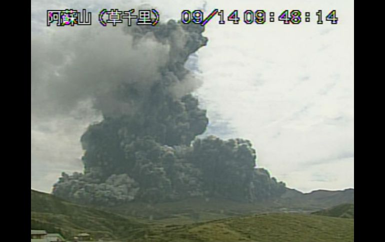 Advierten del riesgo de caída de rocas escupidas por el volcán y de las emanaciones de gases tóxicos. AP / Japan Meteorological Agency