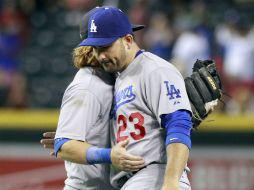 Adrián González recibió una base por bolas y fue ponchado en una ocasión. AP / R. Freso