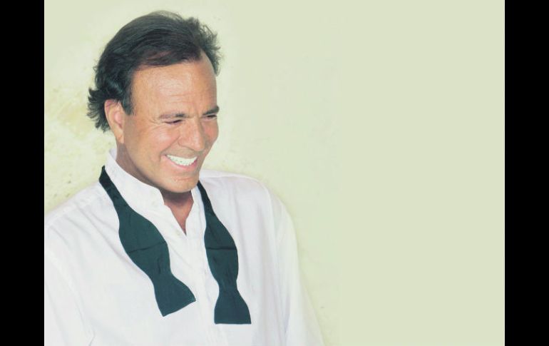 El 26 de septiembre, justo el día del lanzamiento de su reciente álbum, Julio Iglesias subirá al escenario del Auditorio Telmex. ESPECIAL /