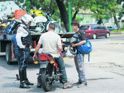 Agentes de la Secretaría de Movilidad realizan revisiones a los motociclistas, intentan inhibir el delito. EL INFORMADOR / M. Vargas