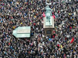 Ciudadanos daneses se reúnen alrededor del Palacio Christiansborg, en la plaza de Copenague, para mostrar apoyo a los refugiados. EFE / C. Bech