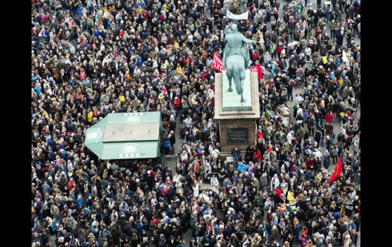 Ciudadanos daneses se reúnen alrededor del Palacio Christiansborg, en la plaza de Copenague, para mostrar apoyo a los refugiados. EFE / C. Bech