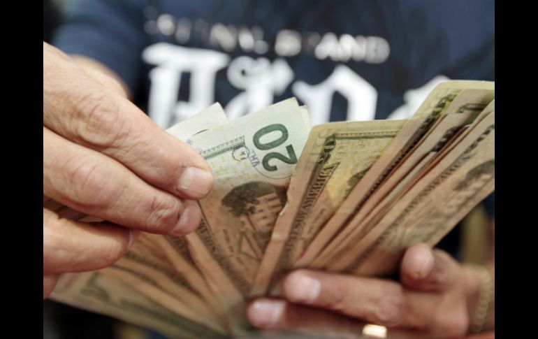 El Banxico señaló que el tipo de cambio para solventar obligaciones denominadas en moneda extranjera en el país es de 16.8168 pesos. EL INFORMADOR / ARCHIVO