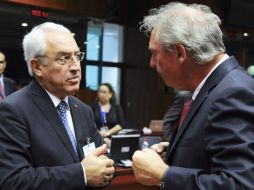 El ministro de Interior de Luxemburgo, Jean Asselborn (d) y su homólogo griego (i), Spyridon Flogaitis, durante la reunión. AFP / J. Thys