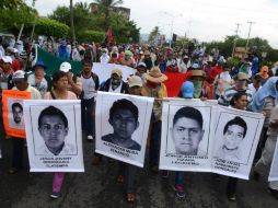 A un año de la desaparición de los 43 normalistas, harán una manifestación multitudinaria. AP / ARCHIVO