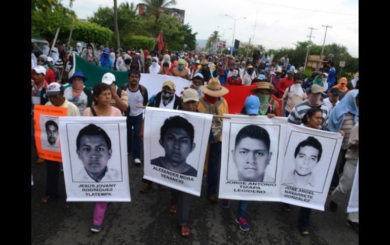 A un año de la desaparición de los 43 normalistas, harán una manifestación multitudinaria. AP / ARCHIVO