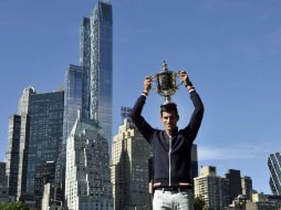 Un día después de conquistar el título, Novak Djokovic posa con la ciudad de Nueva York de fondo. EFE / J. Lane