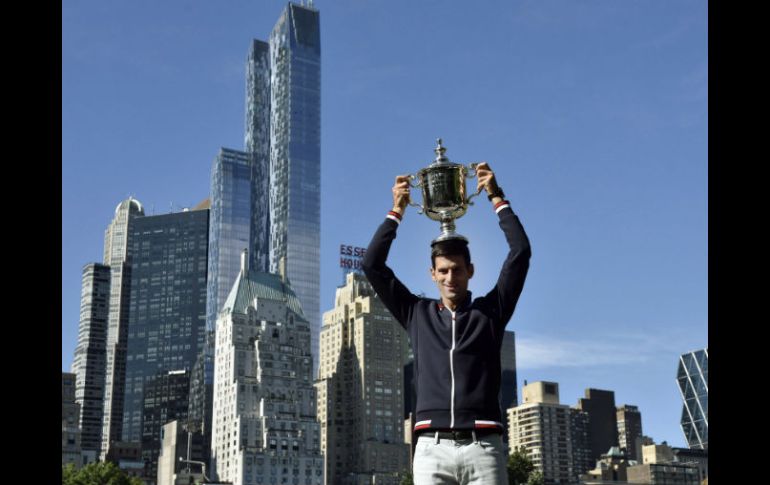 Un día después de conquistar el título, Novak Djokovic posa con la ciudad de Nueva York de fondo. EFE / J. Lane