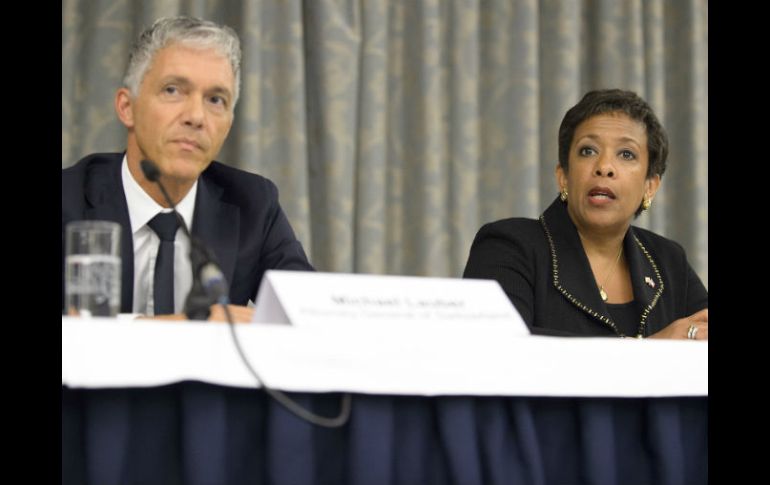 Michael Lauber, fiscal general de Suiza, y su homóloga de EU, Loretta Lynch. AP / A. Anex