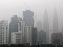 Las torres Petronas apenas se vislumbran entre el humo que inunda a capital de Malasia. EFE / A. Yusni