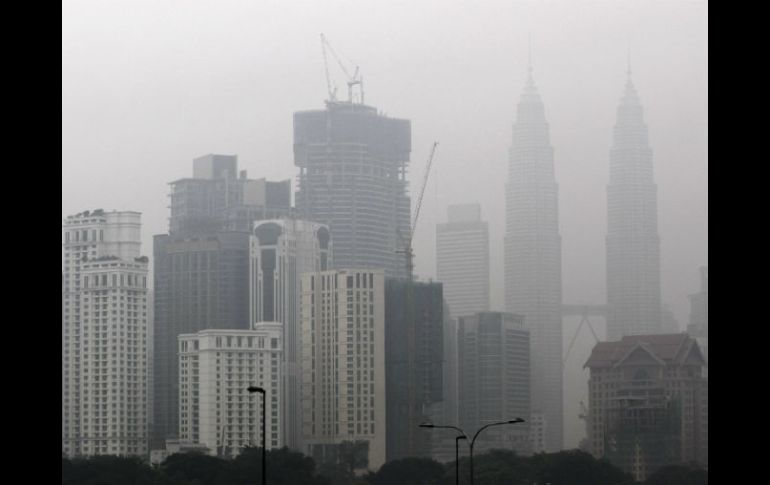 Las torres Petronas apenas se vislumbran entre el humo que inunda a capital de Malasia. EFE / A. Yusni