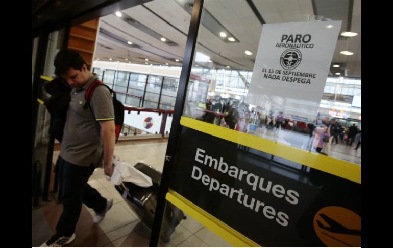 Turistas del país y extranjeros se encuentran varados en el aeropuerto internacional de Santiago por la cancelación de los vuelos. EFE / M. Ruiz