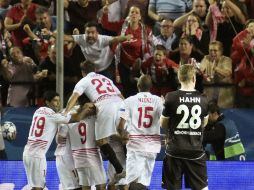 Los jugadores del Sevilla celebran el primer gol ante el Borussia. EFE / R. Caro