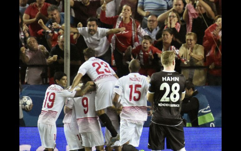 Los jugadores del Sevilla celebran el primer gol ante el Borussia. EFE / R. Caro