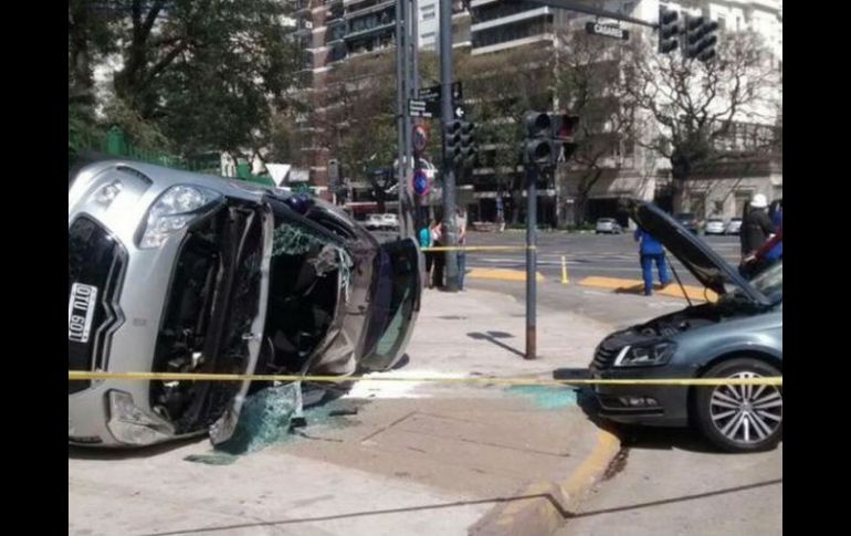 El automóvil en el que se trasladaba la pareja chocó contra otro vehículo, volcó y quedó tendido sobre el cerco de un parque del lugar. TWITTER / @soychilecl