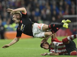 En la jugada, el mexicano Héctor Moreno sale a buscar el balón y se lleva a Luke. AFP / J. Thys