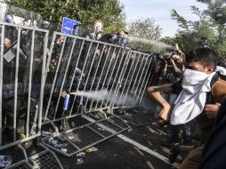 Los agentes han usado cañones de agua contra quienes intentan ingresar. AFP / A. Nimani