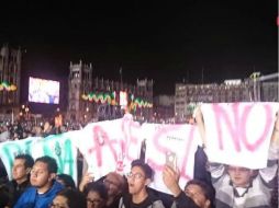 Manifestantes sostuvieron mantas contra Peña Nieto durante la celebración del 'Grito' de Independencia. TWITTER / @RodrigoGamboaMx