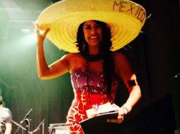 Lila Downs mostró en su Facebook una fotografía con un sombrero típico de México. FACEBOOK / Lila Downs