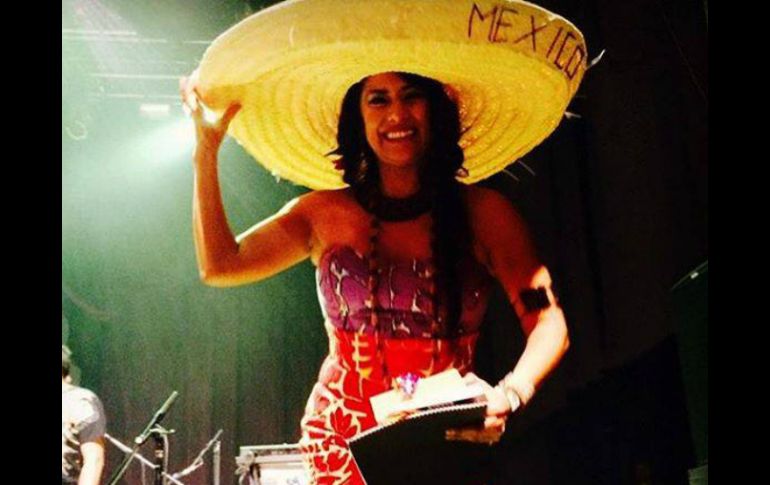 Lila Downs mostró en su Facebook una fotografía con un sombrero típico de México. FACEBOOK / Lila Downs