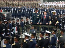 Al inicio del desfile, Enrique Peña Nieto Policía pasa revista a los elementos que participaron en el desfile. FACEBOOK / Enrique Peña Nieto