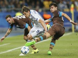 Miguel Layún (i) pelea la pelota con un jugador del Dinamo. EFE / S. Dolzhenko