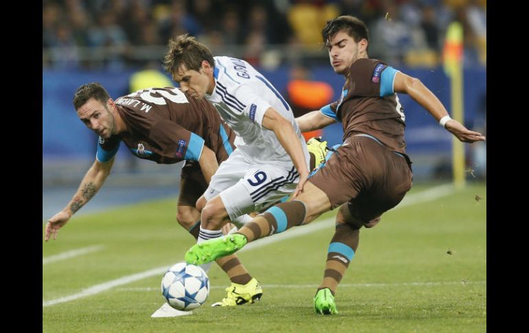 Miguel Layún (i) pelea la pelota con un jugador del Dinamo. EFE / S. Dolzhenko