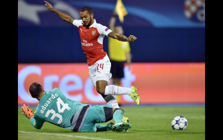 El equipo londinense, no obstante, no se dio por vencido y redujo diferencias por medio de Theo Walcott. AFP / A. Isakovic