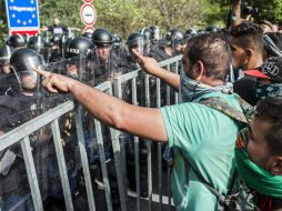 Policía húngara ha expulsado a los migrantes con gas lacrimógeno y cañones de agua. EFE / S. Ujvari